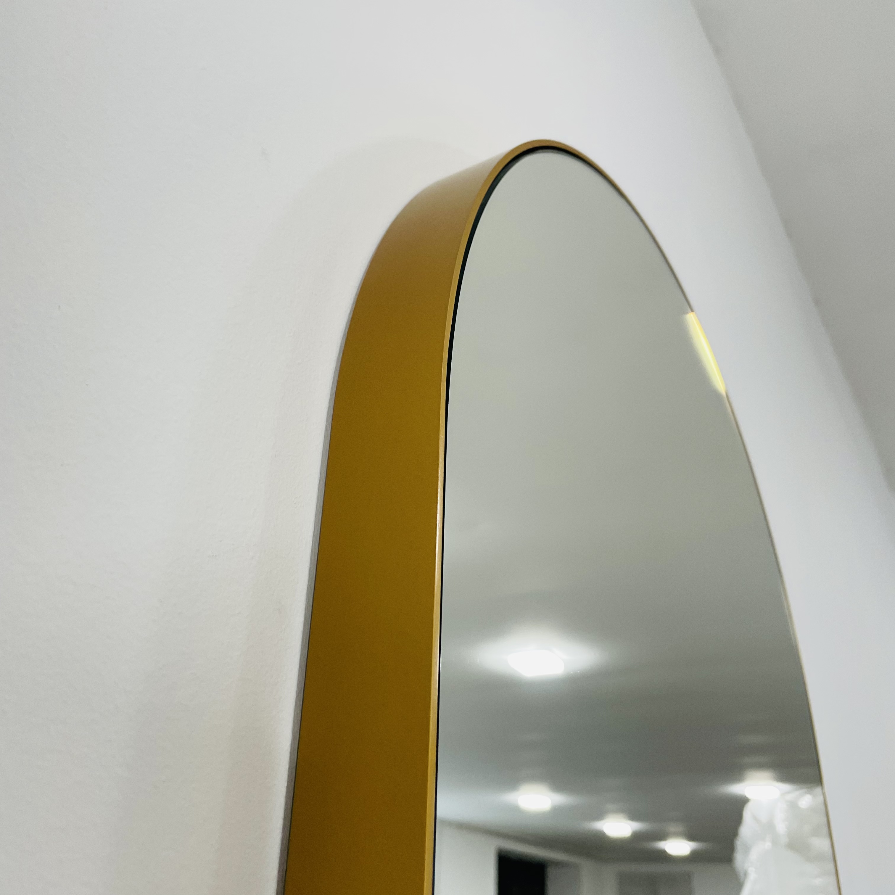 Овальне дзеркало STADIUM у золотому кольорі металевій рамі/214