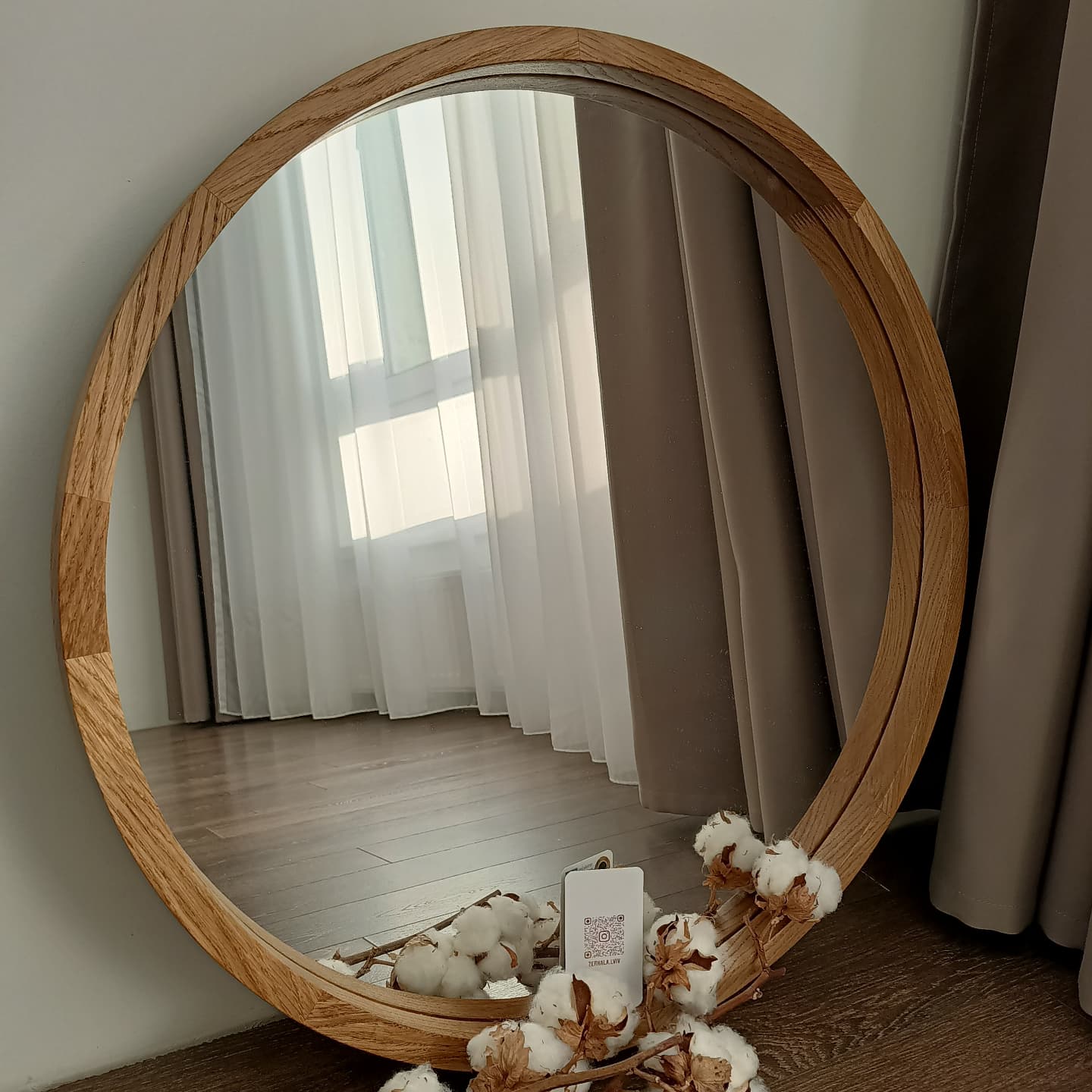 Кругле дзеркало OMEGA в дерев'яній рамі/52